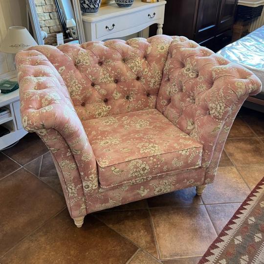 country stilusu madaras rozsaszin fotel klubfotel chesterfield tuzott karpitos butor gyartas egyedi meretben klasszikus balaton tengerparti hangulatu elegans nappali ulogarnitura.jpg